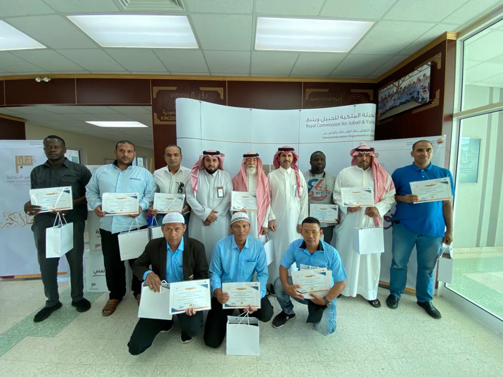 hajersch's tweet photo. تكريم 🎁🎊 | كرمت إدارة #مدرسة_هجر مشرف الحافلات و الأخوة سائقي الحافلة نظير جهودهم المبذولة خلال العام الدراسي 1444 هـ

#الهيئة_الملكية_بالجبيل https://t.co/AiEL7zSGZD