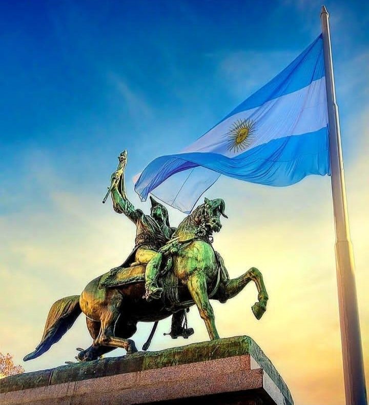 Hay muchas alrededor del mundo... pero sólo una flamea fuerte dentro del corazón 💙🤍💙 20 de Junio Día de La Bandera más linda!!! Mi Celeste y Blanca!!! 🇦🇷 #20deJunio #diadelabandera #celesteyblanca #banderaargentina