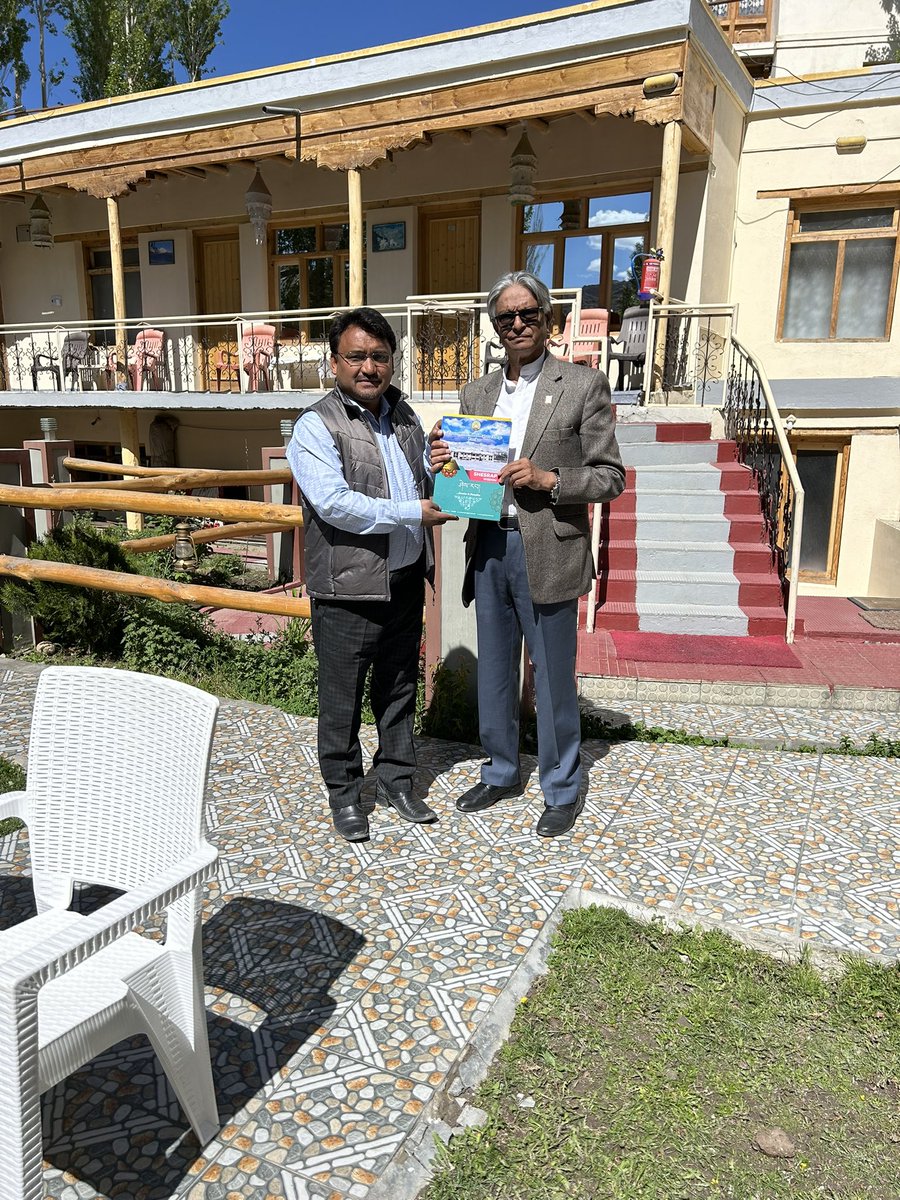 Presented Zanskar College Magazine to Prof. Talat Ahmed, Ex-VC @jamiamillia_ @kashmirUni now Chairman of Wadia Institute of Himalayan Geology. He assured colloboration in geological research in Zanskar. Will visit with team of Geologist.@lg_ladakh @LadakhSecretary @FerozKhan_Kgl