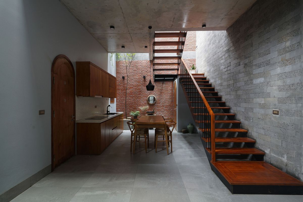 ArchDaily's tweet image. Small Brick House / Tung Nguyen Architects archdaily.com/1000757/small-…