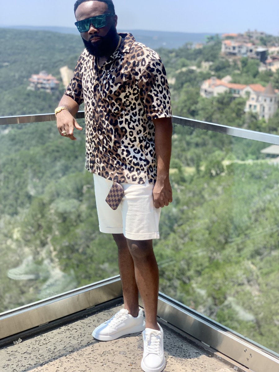 DezmanH's tweet photo. Thank you babe @Its_randle for treating me to drinks and dessert for my birthday grateful to have you in my life. ❤️ https://t.co/2mdDR8oIu6