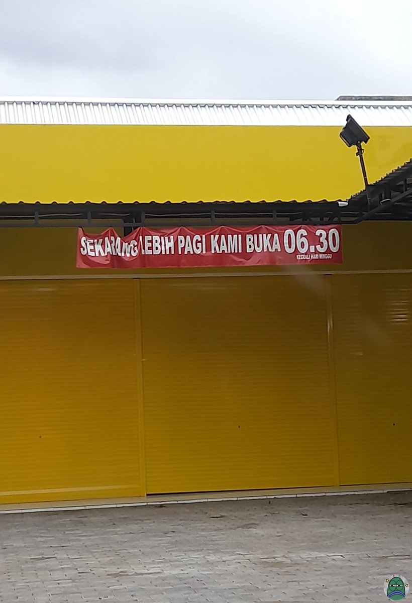 💚 lagi berhenti di lampu merah liat ada toko cat, trus baca ini kok agak aneh ya