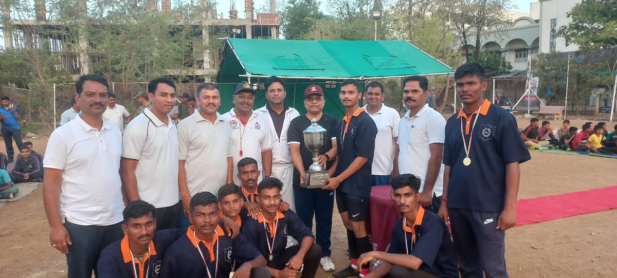 TeamLatur_NCC's tweet photo. #ncctraining
A volleyball tournament was concluded with a high voltage final match between B and C Coy under ATC-207 being conducted by 53 Mah Bn NCC at Dayanand College Latur. The event was culminated with award of trophy and prize distribution. https://t.co/lSTaBAszfx
