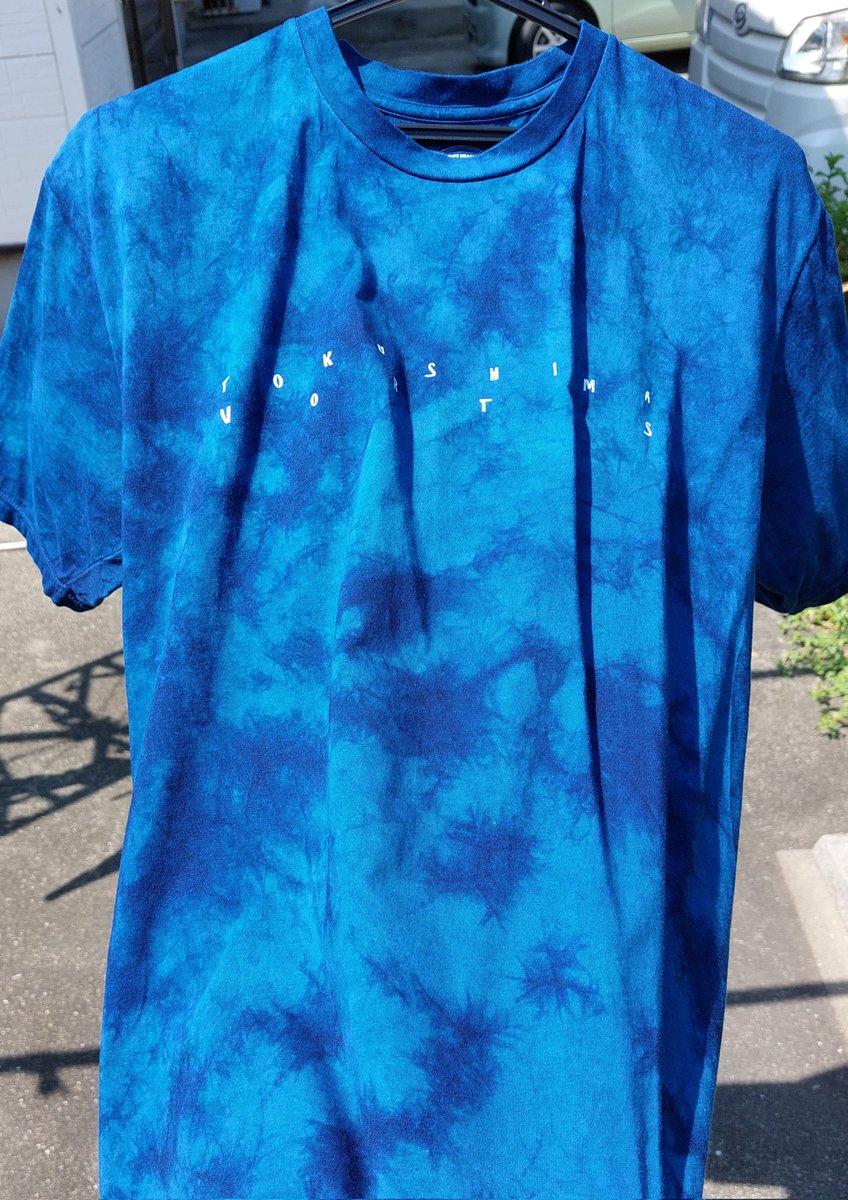 去年買ったSTUDIO N2コラボ藍染めTシャツ。
久し振りに着るから、ぬるま湯で押し洗い。灰汁が出てお水が黄色くなった。
洗い上りはひときわ鮮やかになっみたい。

やっぱり藍染って美しいな。
今年も大切に着よう。
@EntwoStudio