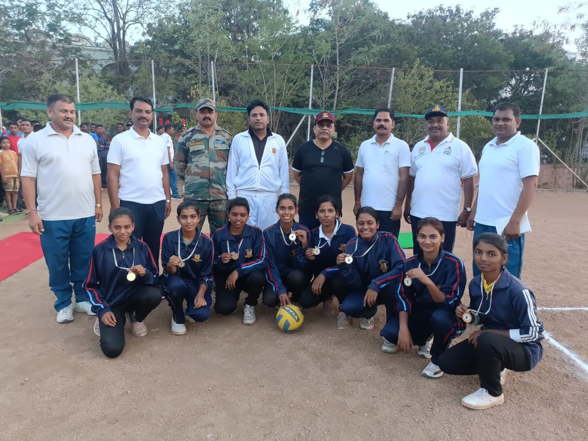 TeamLatur_NCC's tweet photo. #ncctraining
A volleyball tournament was concluded with a high voltage final match between B and C Coy under ATC-207 being conducted by 53 Mah Bn NCC at Dayanand College Latur. The event was culminated with award of trophy and prize distribution. https://t.co/lSTaBAszfx
