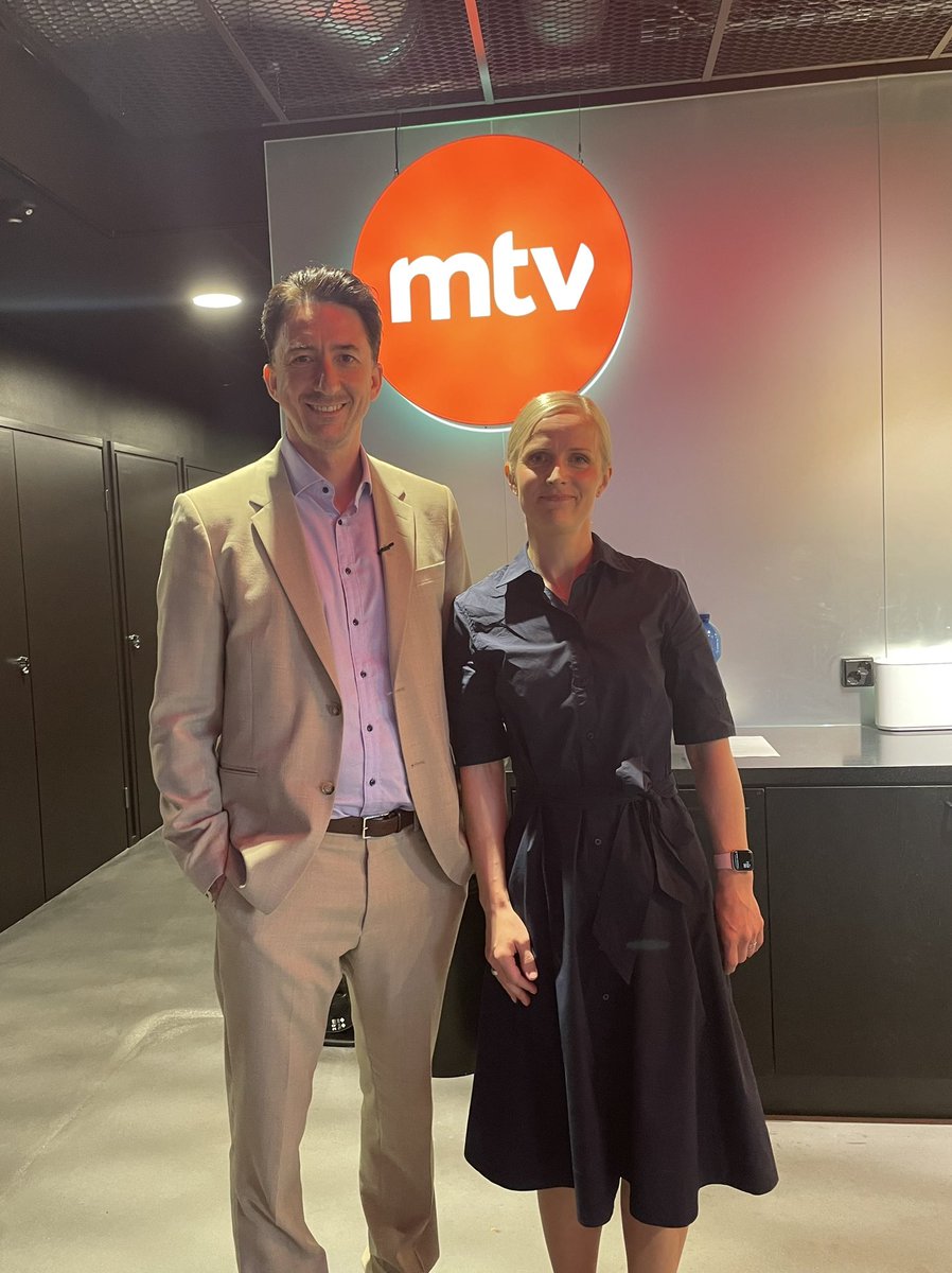 Kiitos kutsusta keskustelemaan itselääkityksen Käypä hoito suosituksista, itsehoitolääkkeistä ja niiden turvallisesta käytöstä <a href="/huomentasuomi/">Huomenta Suomi</a> Olipa mukava haastatteluhetki uuden ministeri <a href="/KaisaJuuso/">Kaisa Juuso</a> ja <a href="/ivanpuopolo/">Ivan Puopolo</a> kanssa! #apteekki #itsehoitolääke #hallitusohjelma