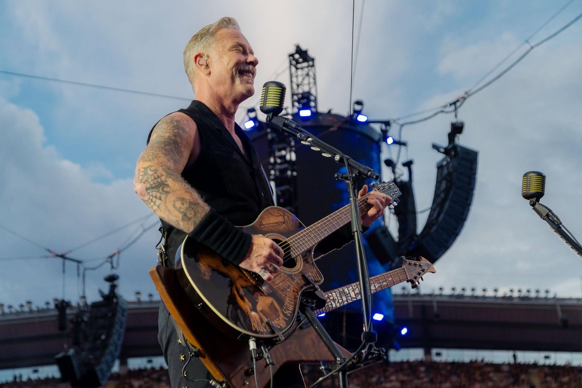 DY3RS3V3's tweet photo. A happy smiling James at Metallica's recent gig in Sweden to start your day off on a positive ~ https://t.co/x3jtH3AAEv