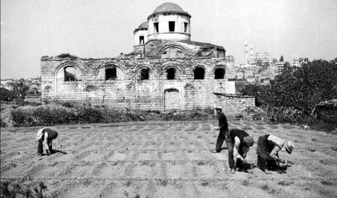 Aksaray Vatan caddesi Yenibahçe mevkiinde bulunan, günümüzde Molla Fenari İsa camii olarak hizmet veren yapı. Bizans döneminde Aya Lips manastırı olarak biliniyordu. Tam teşekküllü bir hastanesi olan manastırda Bizans imparatorluk ailesinin bazı üyeleri son uykularına çekilmiştir