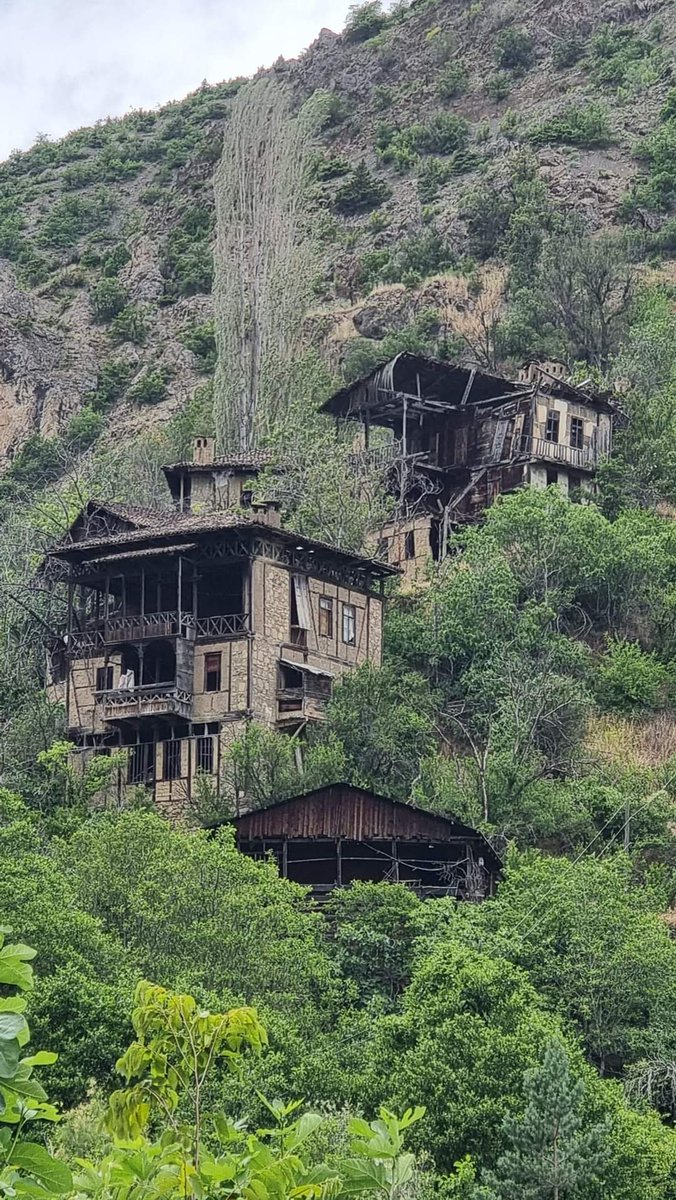 Artvin Merkez Sarıbudak köyünden güzel bir ahşap köy evi. Çekim Suat Çelik. Toprak ve ahşap uyumu mükemmel.