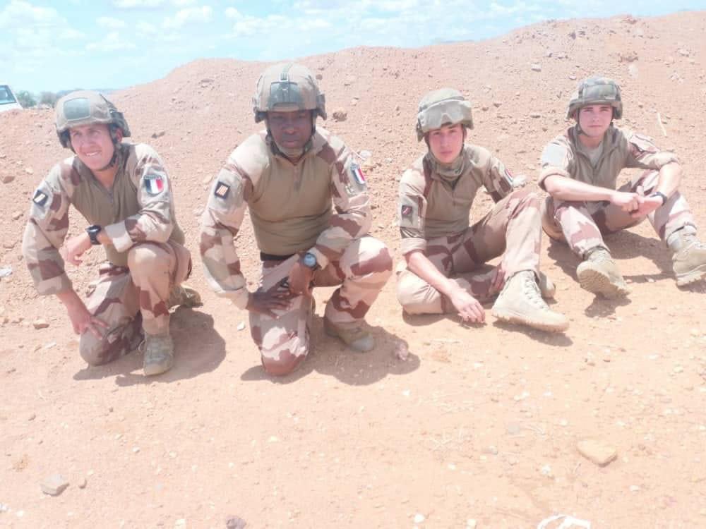 le déclin du leadership français qui s’affiche.Sarkozy  descendait un dimanche au 🇹🇩, arche de Zoé.
 #Kalimi à Farchana désarme des soldats français et s’en prend à collègue militaire, « Pourquoi tu ne viens pas, toi, et tu envoie des étrangers ? On est pas des mercenaires… »