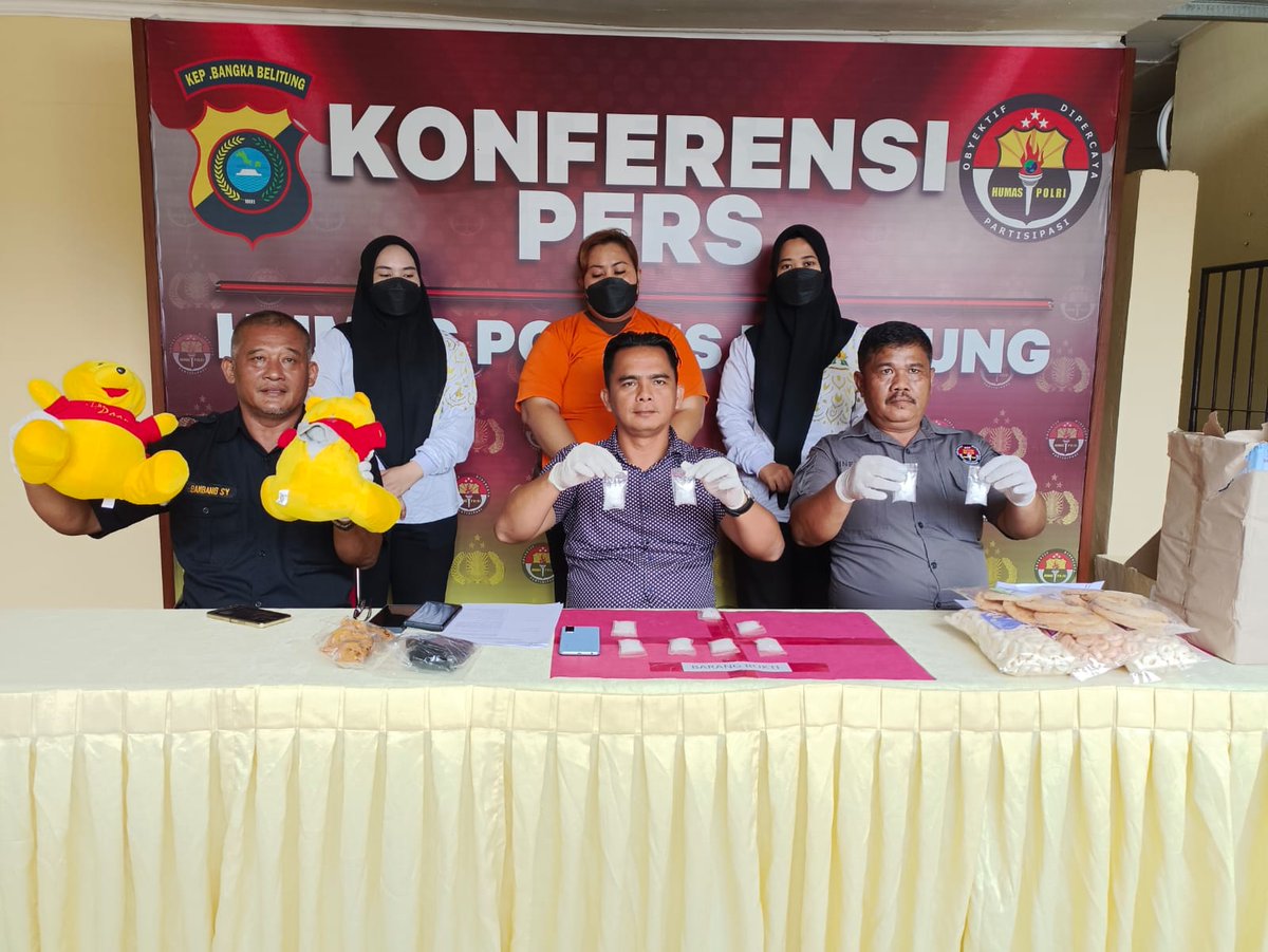 BelitungInfocom's tweet photo. BELITUNG, https://t.co/3iT6ZYeGkl - Seorang kurir wanita berinisial M yang membawa narkoba jenis sabu berhasil diamankan Polres Belitung, Selasa (20/6/2023).

Menurut Kepala Satuan Narkoba (Kasat Narkoba) Polres Belitung, AKP Antonius Sinaga, tersangka M

https://t.co/f6BEobc536 https://t.co/bXBrLNKdw7