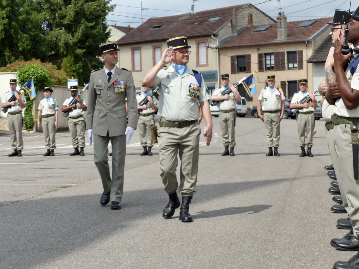 53eRT1's tweet image. [#Passcom]

Hier, le capitaine Guillaume a rendu son commandement après 2 ans à la tête de la 1e cie. Bon vent à lui 👋

La 1 reconnaît désormais la capitaine Bettina comme commandant d’unité. Félicitations !

#FiersDeNosSoldats #TradiMili 

@armeedeterre @armeeszne @COMSIC_FR