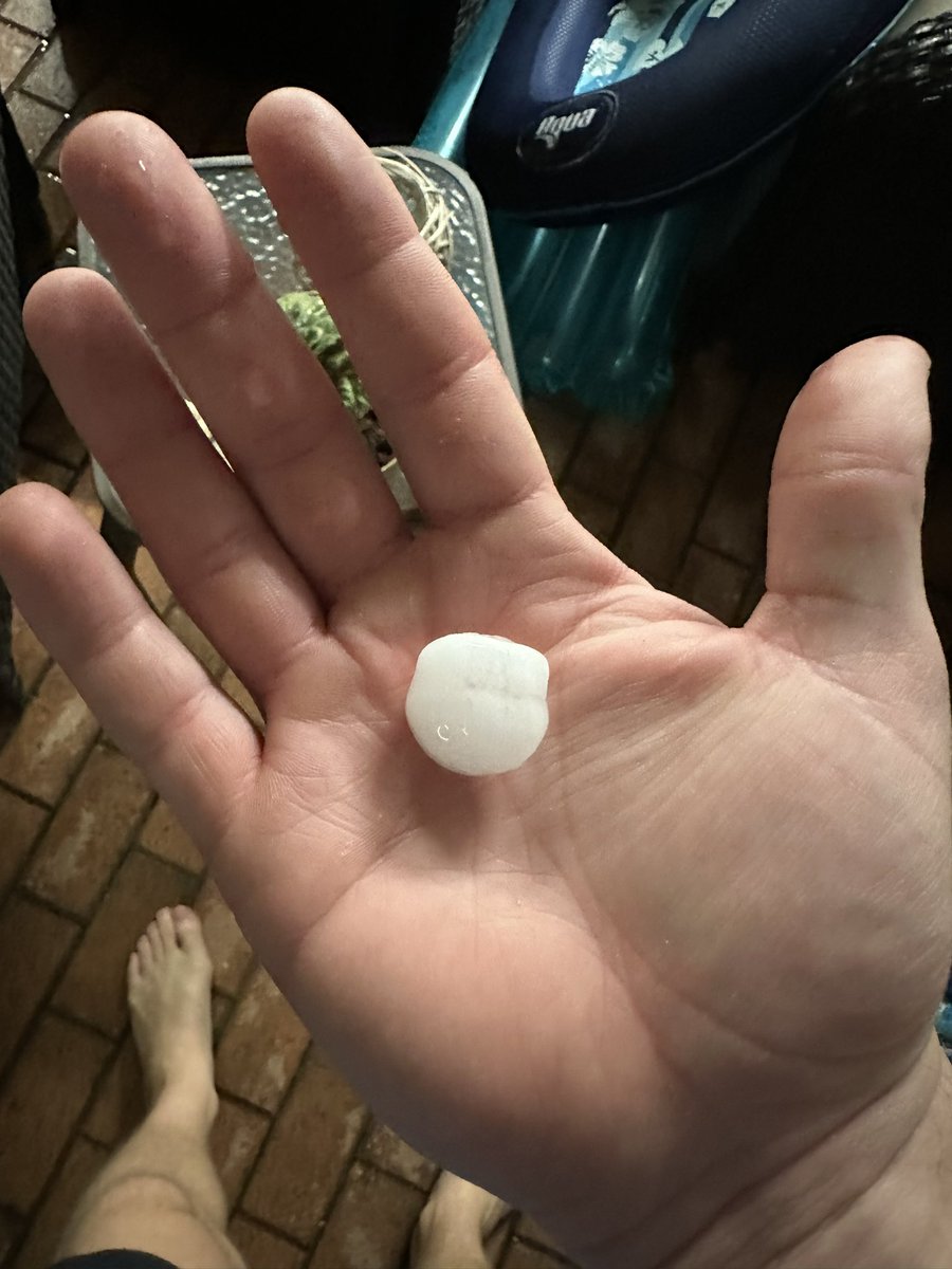 victorearl2's tweet photo. @wdsu gum ball sized hail in north Kenner by the lake https://t.co/UPhP5ICFsA
