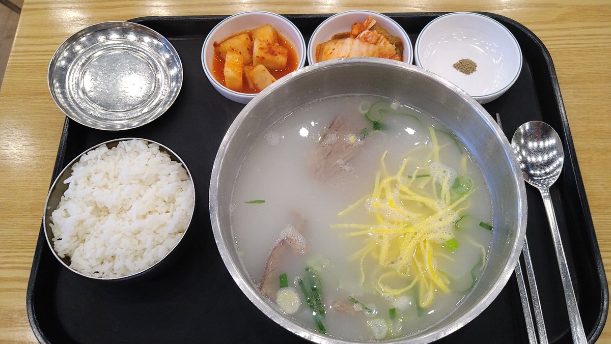 機内食がありますが、とりあえずは空港でこの韓国旅行最後の食事