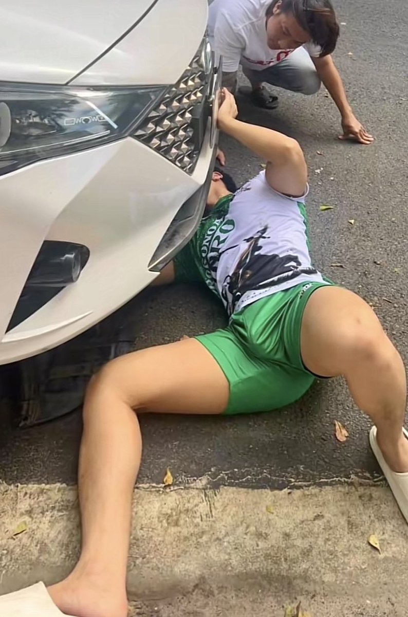 skylinescotty's tweet photo. my car broke down and this is the one fixing it 🥴 https://t.co/fdW23SZgbS