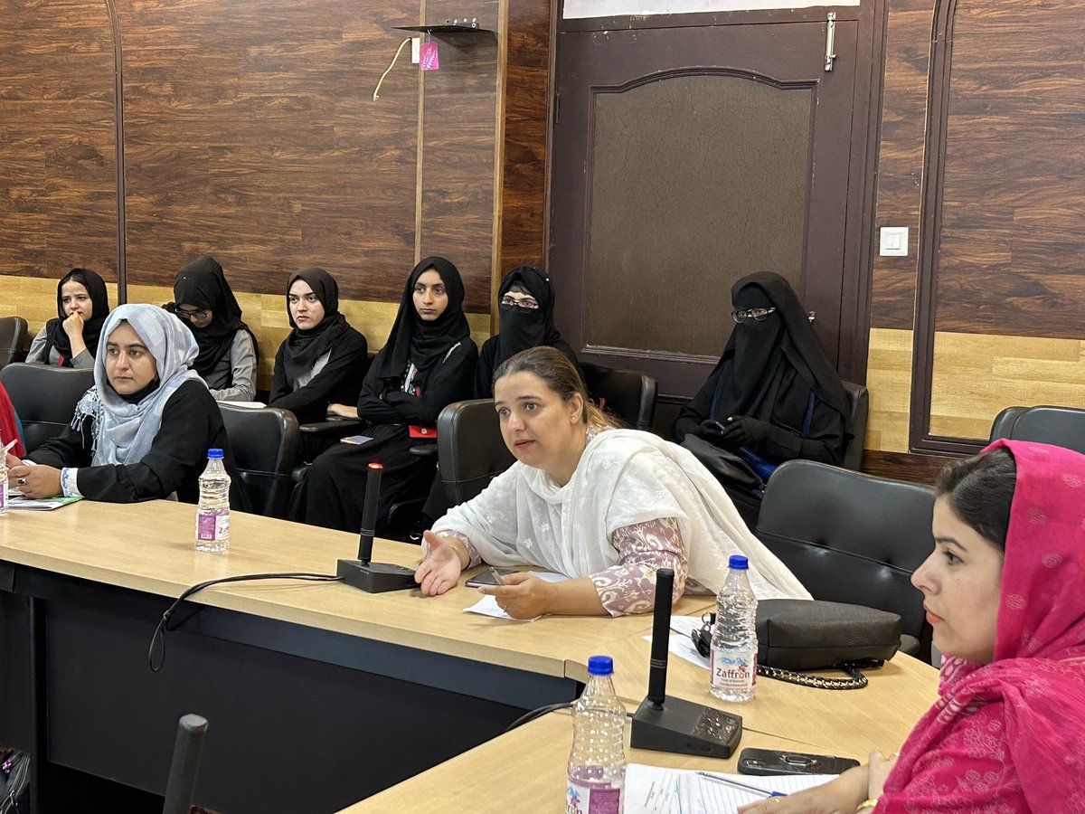 JKEDI4U's tweet photo. "Exciting times at the workshop empowering women entrepreneurs in J&K! 🌟 Engaging sessions on pitching to investors and incubators are in full swing, offering invaluable insights for entrepreneurial success. @AjazAhmadIAS @OfficeOfLGJandK #WomenEntrepreneurs #WorkshopInProgress" https://t.co/ytHRcyKbrZ