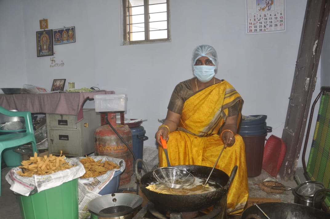 CbeNulm18582's tweet photo. #tnulm Mrs.K.Rajeswari got an internal loan from Puratchi shg and started a snack business. she improved the livelihood of his family with the income earned from it @Chettipalayam Town Panchayat.
#daynulmtamilnadu #Coimbatore #urbanpoor
#urbanselfhelpgroup #livelihoodactivity https://t.co/gElKr6ianE
