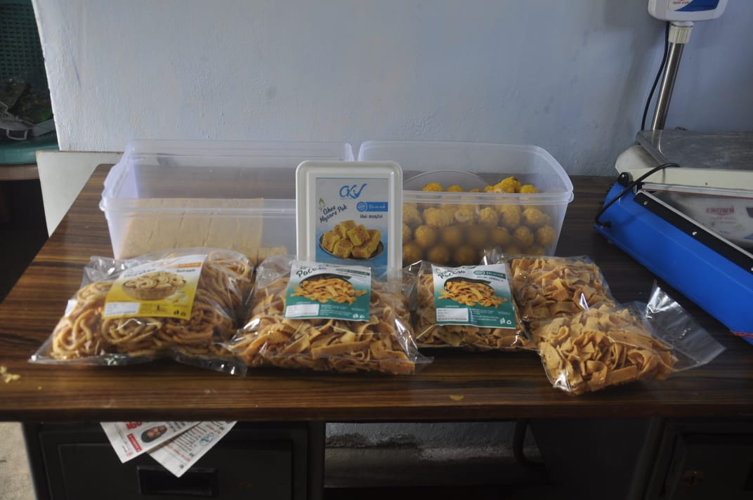 CbeNulm18582's tweet photo. #tnulm Mrs.K.Rajeswari got an internal loan from Puratchi shg and started a snack business. she improved the livelihood of his family with the income earned from it @Chettipalayam Town Panchayat.
#daynulmtamilnadu #Coimbatore #urbanpoor
#urbanselfhelpgroup #livelihoodactivity https://t.co/gElKr6ianE