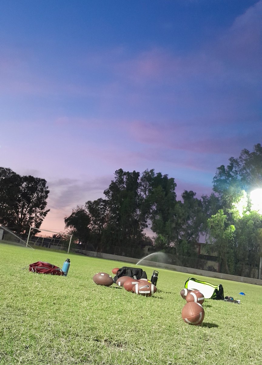 kastillol's tweet photo. Lunes de entrenamiento #flagsfootball #tocho #Sahuaros π΅π https://t.co/SHjAbhRJQe