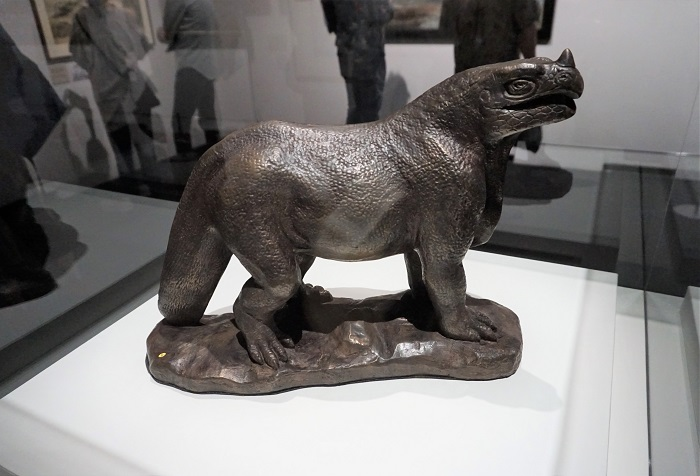 cmkosemen's tweet image. There are many &quot;ultra-real&quot;, colourful, plastic, mouths-swing-open figures of prehistoric animals out there. Is it too much to ask for to want ONE company to make stately, colourless, accurate models of prehistoric life out of legacy materials - like this?