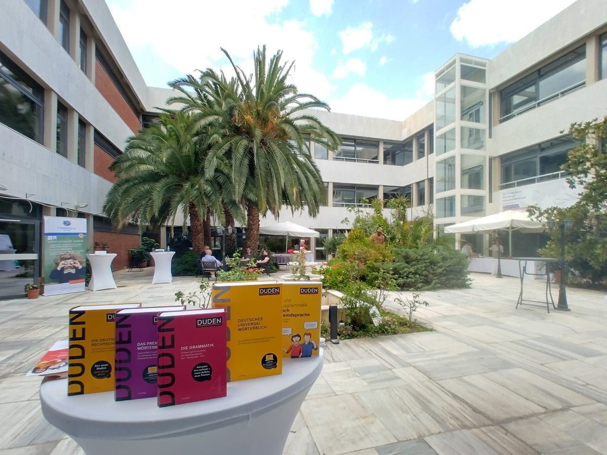 Duden unter Palmen beim Weltkongress der deutschen Auslandsschulen in Athen💛
#Duden
(Bildbeschreibung: Dudenbücher vor Palmen)
