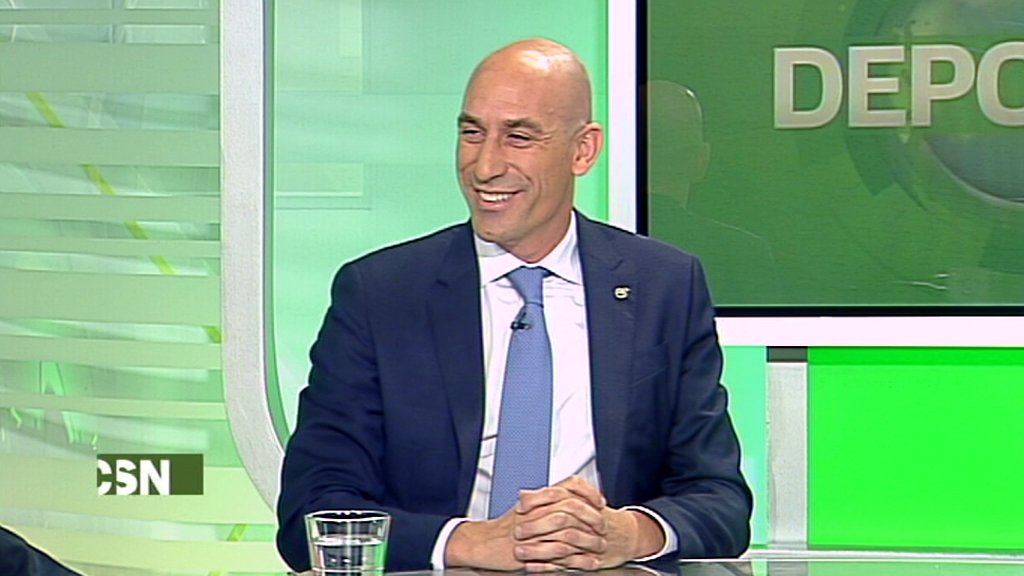 Confirma Luis Rubiales, pte. de <a href="/rfef/">RFEF</a> que el 12 de octubre @sefutbol jugará frente a Escocia en <a href="/EstadioCartuja/">Estadio La Cartuja</a> de #Sevilla <a href="/CanalSurRadio/">Canal Sur Radio</a> <a href="/LaJugadaDeCSR/">La Jugada</a> <a href="/lagranjugadacsr/">La Gran Jugada</a>