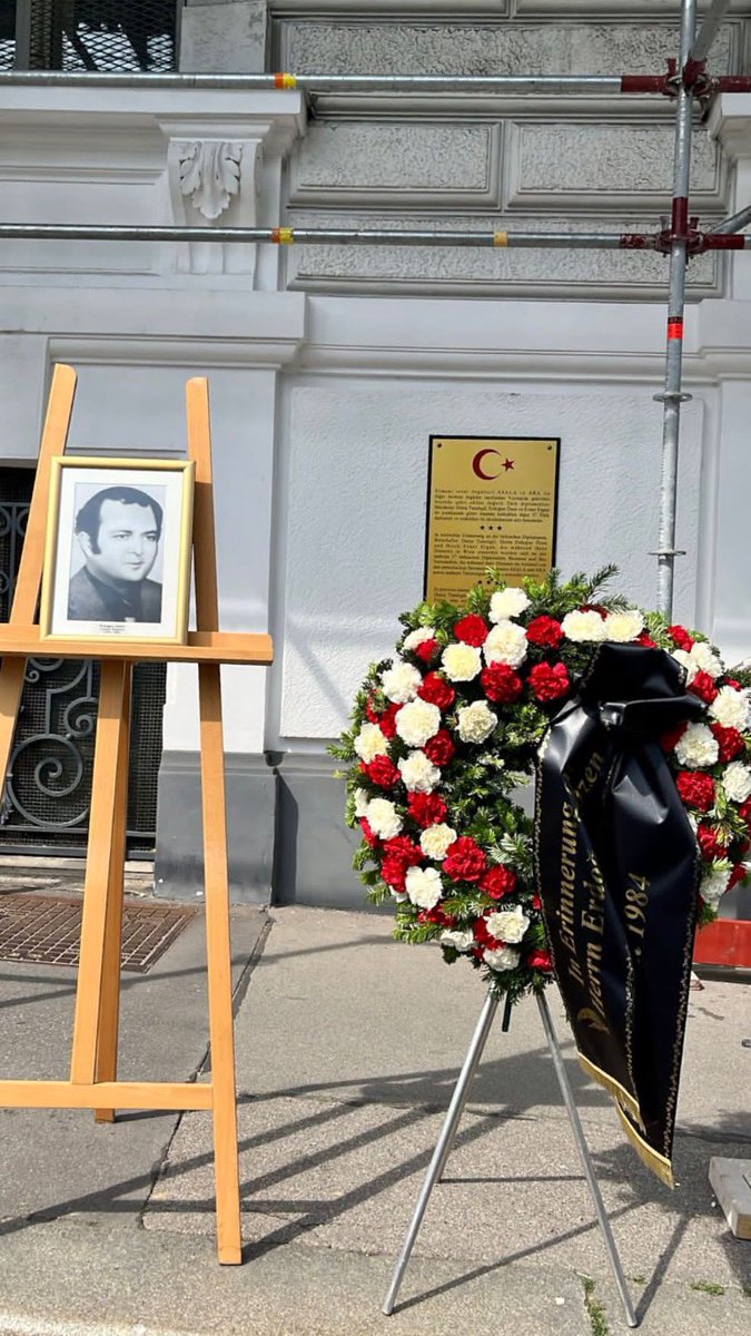 TC_ViyanaBE's tweet photo. 20.06.1984 tarihinde Ermeni teröristler tarafından katledilen Çalışma Müşavirimiz Şehit Erdoğan Özen’i değerli eşi Monika Hanım, değerli torunu, Büyükelçi Hatun Demirer, Büyükelçi Levent Eler ve STK temsilcilerimizin katılımıyla andık. 🇹🇷@TC_Disisleri @MFATurkiye #şehitler https://t.co/58MkeWDvkc
