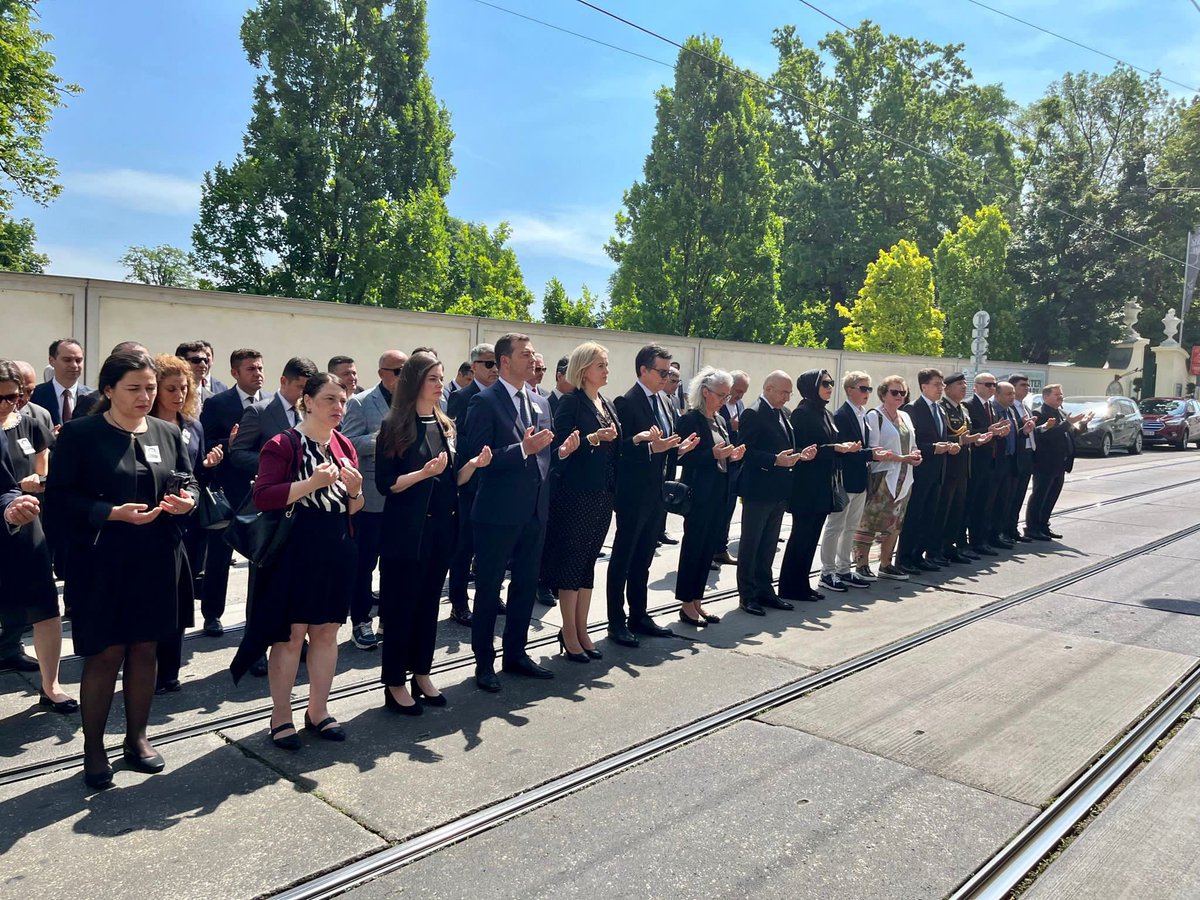 TC_ViyanaBE's tweet photo. 20.06.1984 tarihinde Ermeni teröristler tarafından katledilen Çalışma Müşavirimiz Şehit Erdoğan Özen’i değerli eşi Monika Hanım, değerli torunu, Büyükelçi Hatun Demirer, Büyükelçi Levent Eler ve STK temsilcilerimizin katılımıyla andık. 🇹🇷@TC_Disisleri @MFATurkiye #şehitler https://t.co/58MkeWDvkc