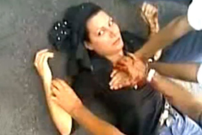 sonofniche's tweet image. ۱۴ سال پیش همچین روزی ندا آقاسلطان در اعتراضات ۸۸ در محلهٔ امیرآباد به ضرب گلوله کشته شد. انتشار فیلم لحظات جان سپردن ندا، بازتاب‌ شدیدی در رسانه جهان داشت. به نوشته نشریه تایم، لحظه جان سپردن ندا با صدای ندا نرو ندا بمون به پربیننده‌ترین مرگ یک انسان در تاریخ بشریت تبدیل شد.
1/2