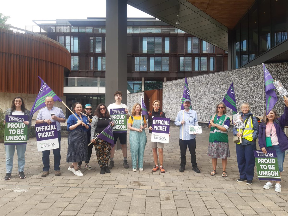 BigG1069WHCR's tweet photo. @BBCSouthNews Members of Unison taking strike action for better pay at the University of Winchester today starting Day 1 of 3 days of Unison planned action. https://t.co/zLOiYfanAp
