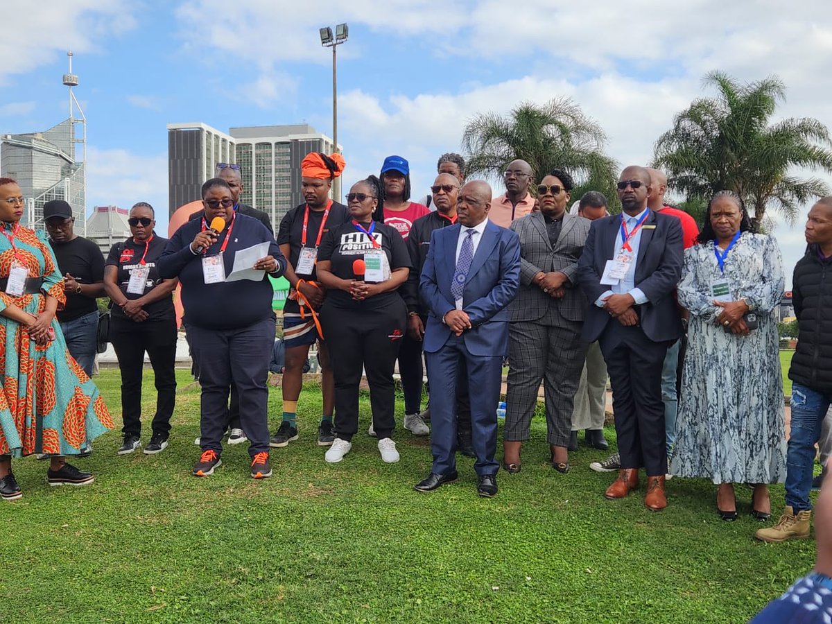 SANAC Civil Society Forum (@csfsanac) on Twitter photo Happening Now! SANAC CSF Chairperson <a href="/msletsike/">Hon Mmapaseka Steve Letsike, MP 🇿🇦🏳️🌈 🇵🇸</a> is currently reading a memorandum to be recieved by National Minister of Health Hon Joe Phaahla supported by KZN Minister of Health Nomagugu Simelane and Ethekwini Mayor Hon Mxolisi Kaunda
#PicketForLove Happening Now! SANAC CSF Chairperson <a href="/msletsike/">Hon Mmapaseka Steve Letsike, MP 🇿🇦🏳️🌈 🇵🇸</a> is currently reading a memorandum to be recieved by National Minister of Health Hon Joe Phaahla supported by KZN Minister of Health Nomagugu Simelane and Ethekwini Mayor Hon Mxolisi Kaunda
#PicketForLove
