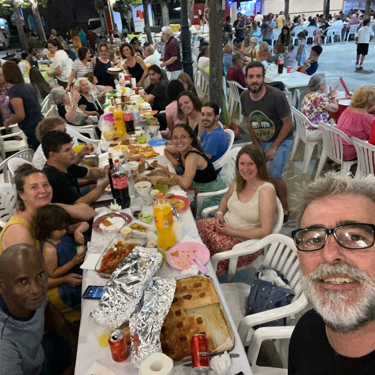 MesperMuro's tweet photo. Ahir vàrem participar al sopar a la fresca amb motiu de les festes de Sant Joan i a la ballada popular amb la Revetla d'Algebelí.
Fou tot un èxit!!
Ens agrada molt riure i xalar😝

Bones festes de Sant Joan i recordau fer poble tot l'any 💚💚💚 https://t.co/GJj5wASRcl