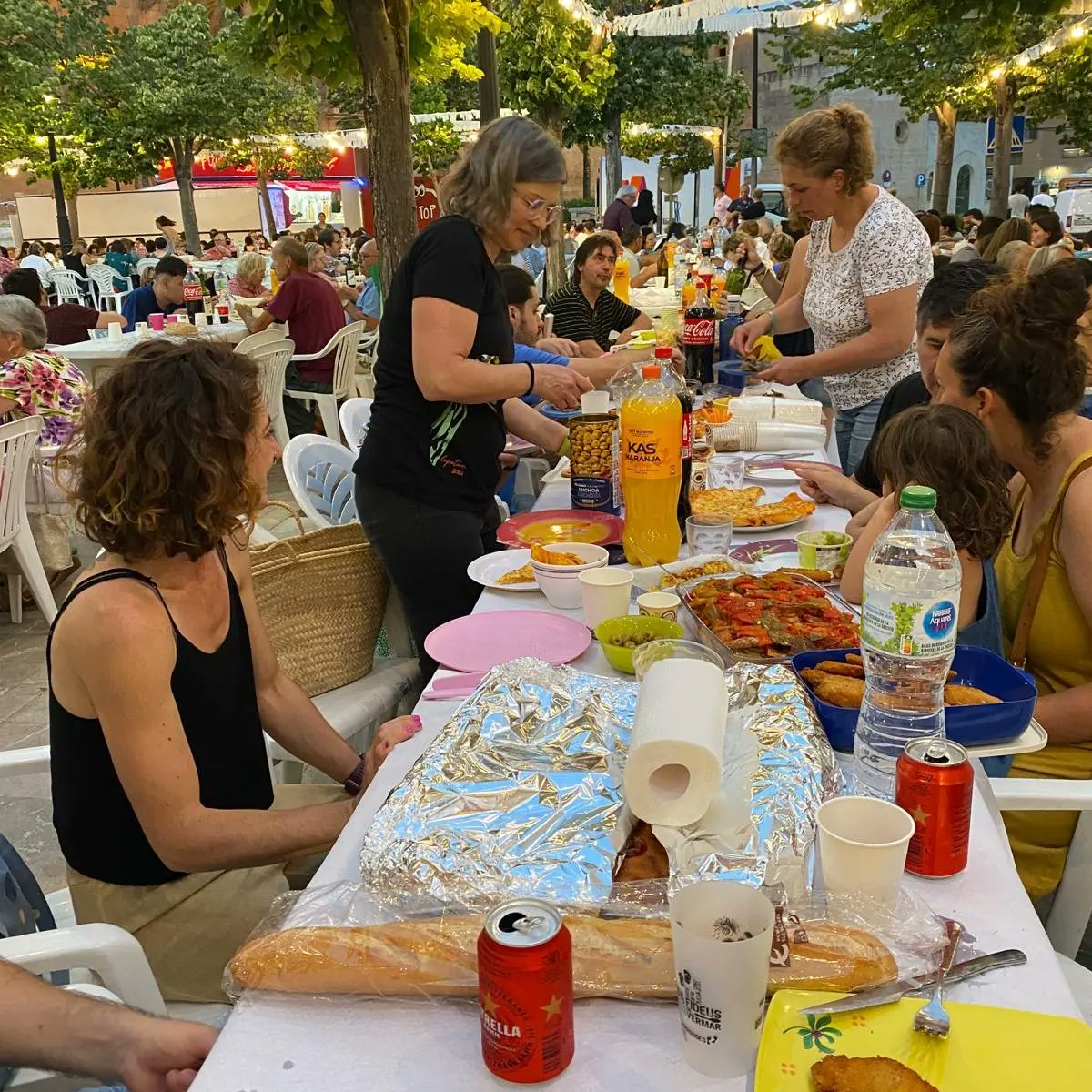 MesperMuro's tweet photo. Ahir vàrem participar al sopar a la fresca amb motiu de les festes de Sant Joan i a la ballada popular amb la Revetla d'Algebelí.
Fou tot un èxit!!
Ens agrada molt riure i xalar😝

Bones festes de Sant Joan i recordau fer poble tot l'any 💚💚💚 https://t.co/GJj5wASRcl