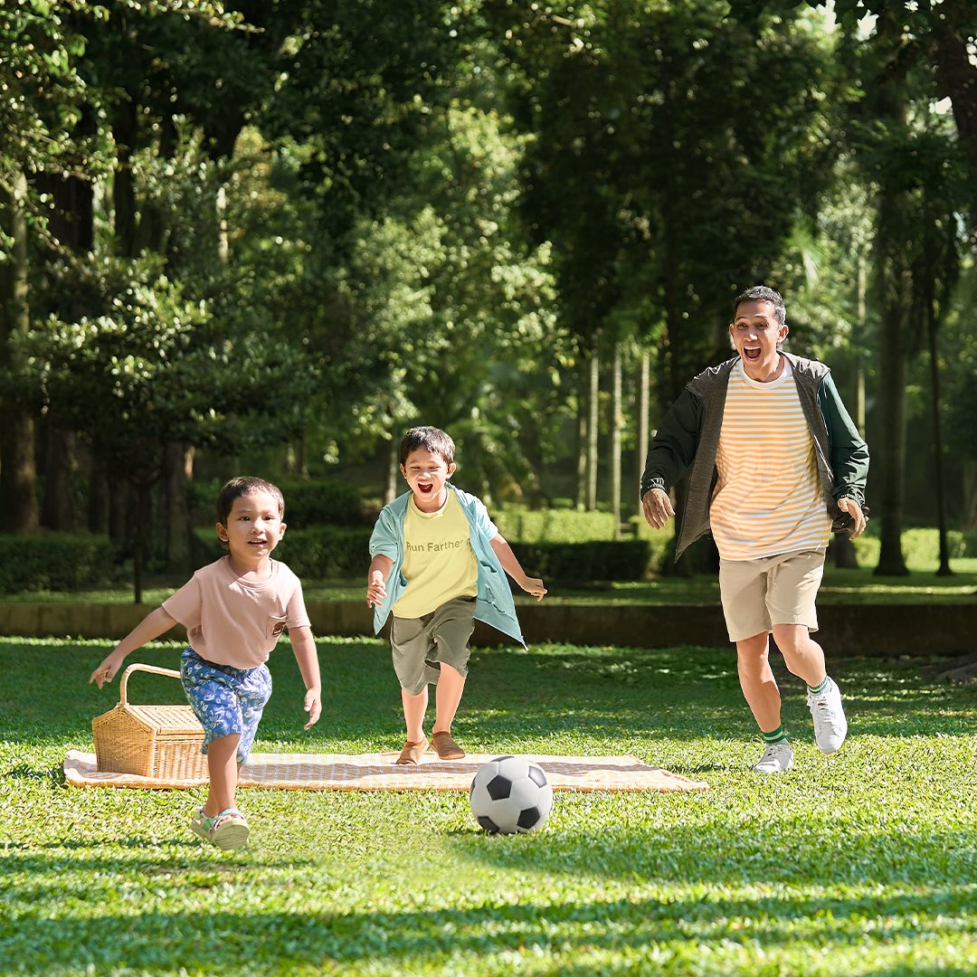 Who will be more excited about summer vacation? The kids! Enjoy your school holidays this summer with your family by playing in the park or strolling around town just like @cyclonesia and @andienippekawatabi! #UniqloIndonesia #UniqloLifeWear