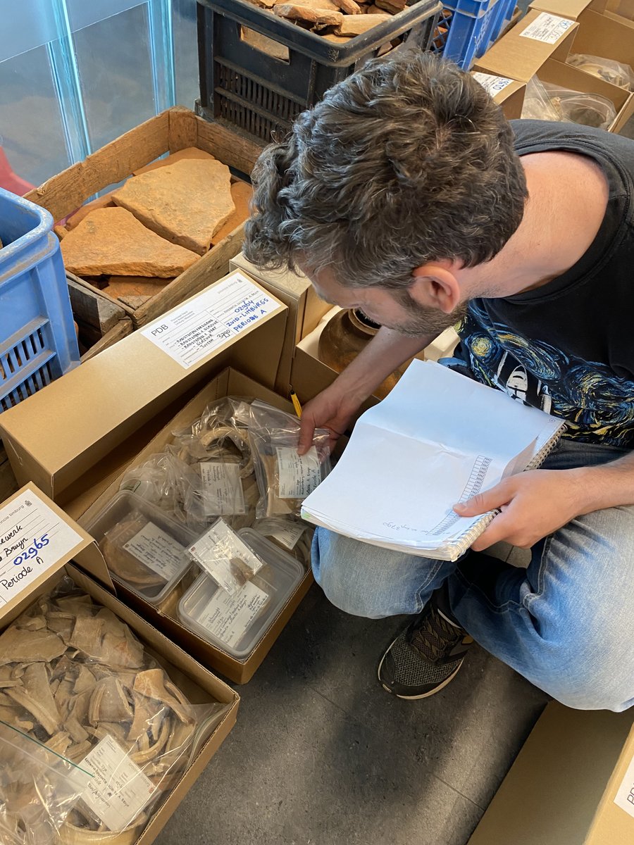 LimburgsMuseum's tweet photo. ONDERZOEK BRUNSSUM-SCHINVELD | Waarom zijn er zo weinig objecten uit de 10e eeuw, oftewel ‘de lege eeuw’? Of zijn er wél #objecten uit die tijd gevonden, maar zijn ze fout gedateerd? #Archeoloog Maurice Janssen test de theorie: https://t.co/8zpEpZeAIo #limburg #geschiedenis https://t.co/2sFrGGJurs
