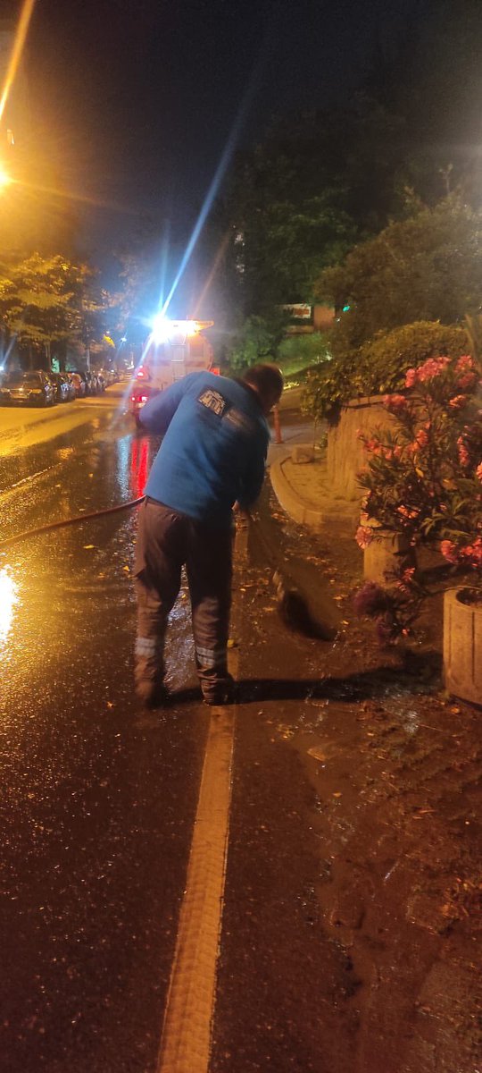 Sokaklarımız yıkanmaya ve temizlenmeye devam ediyoruz . 
#LeventÇarşı #BeşiktaşBelediyesi
