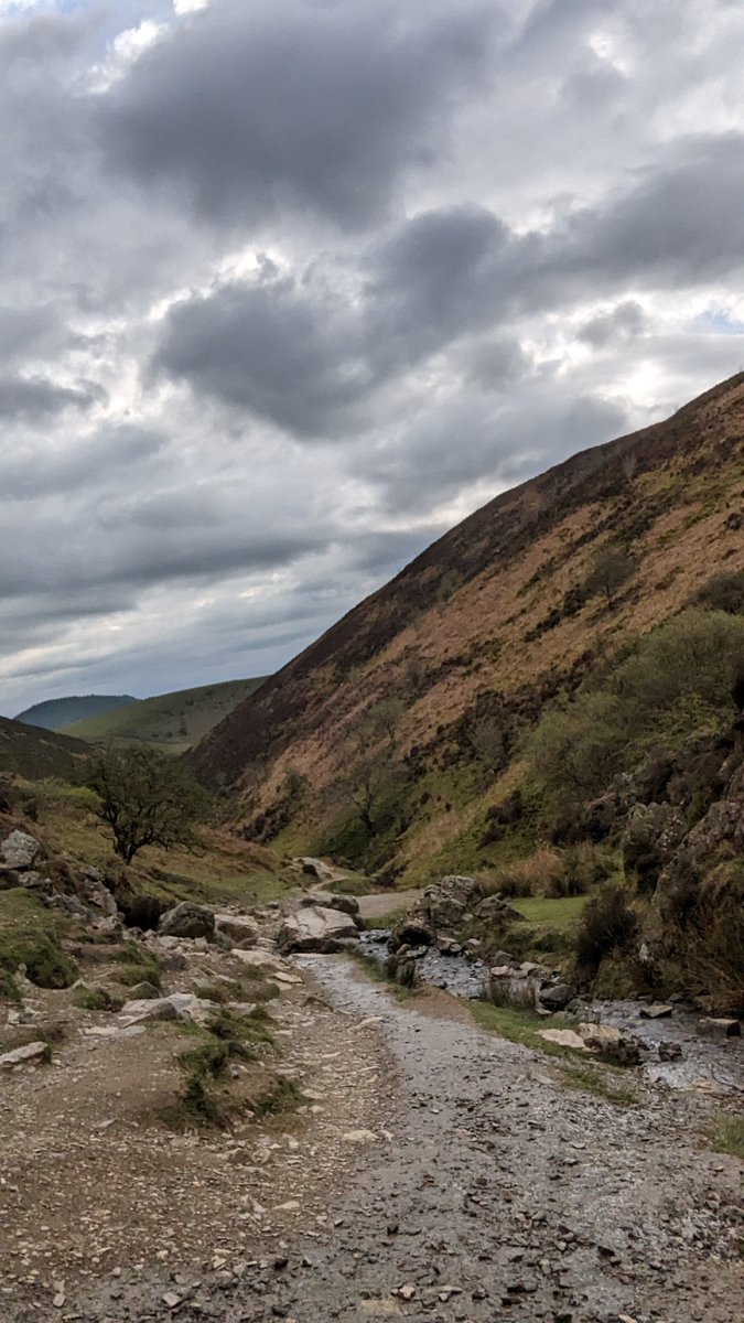 Shells_Travels's tweet image. Moody looking hills, but the weather was actually really warm and much nicer than it looks.
