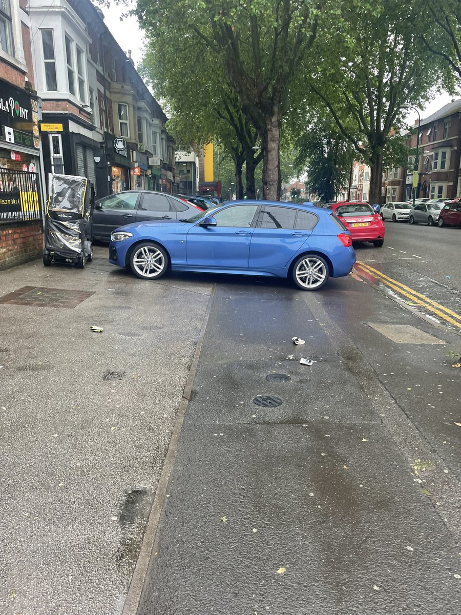 If you are going to have a hair cut , make sure you park properly! £70pcn issued #yousaidwedid @ParkingTeamNttm @ParkingReview @Pavementsforpe2 @PedestrianPaths @PavementParking @BlatantWatch #nottingham