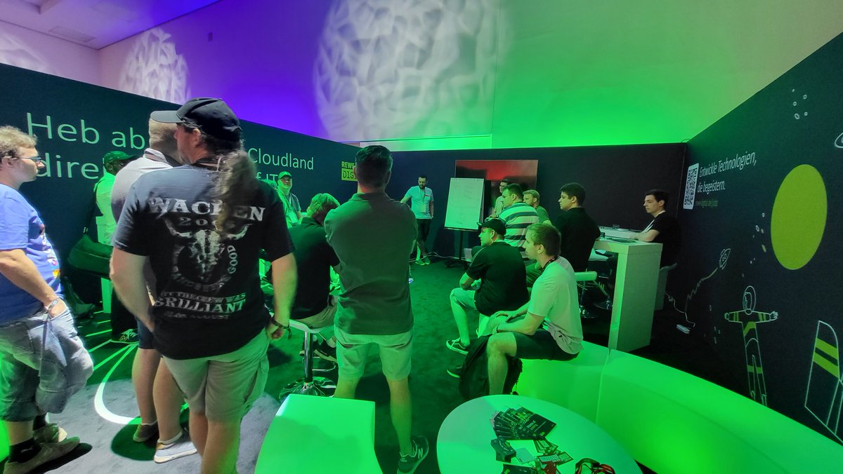 Volle CloudLounges der Sponsoren @rewedigital <a href="/MediaSaturn_CN/">MediaMarktSaturn Corporate News</a> <a href="/AUSY_Germany/">AUSY Technologies</a> Das #Cloudcamp auf der #CloudLand2023 ist im vollen Gang