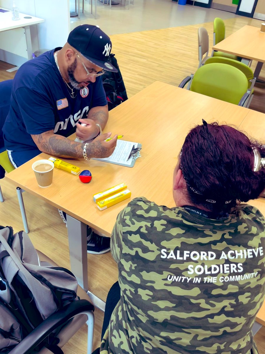 New #Salford peer Isaac is being put through his paces by #SalfordAchieveSoldiers Kelly; learning  how to train someone in the use of #Naloxone. He doesn’t mind sharing that he’s had his own life saved with it & is keen to help others  🙏🏼💛  #ExpertByExperience #LivedExperience