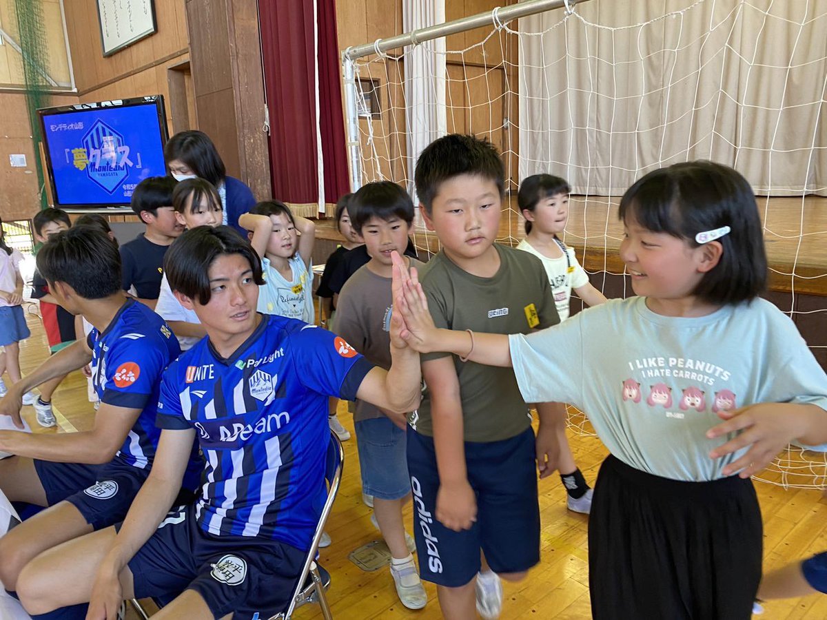 monte_prstaff's tweet photo. 夢クラス、本日からスタート！

大郷小学校には、#山田拓巳 選手と #田中渉 選手
桜田小学校には、#デラトーレ 選手と #吉田泰授 選手
それぞれ、学校に訪問し、"夢"を伝える授業を実施🖋

詳細については、後日noteでレポート予定です📓

#montedio 
#夢クラス
#シャレン
#日新製薬株式会社 https://t.co/9e2EbDL9ST