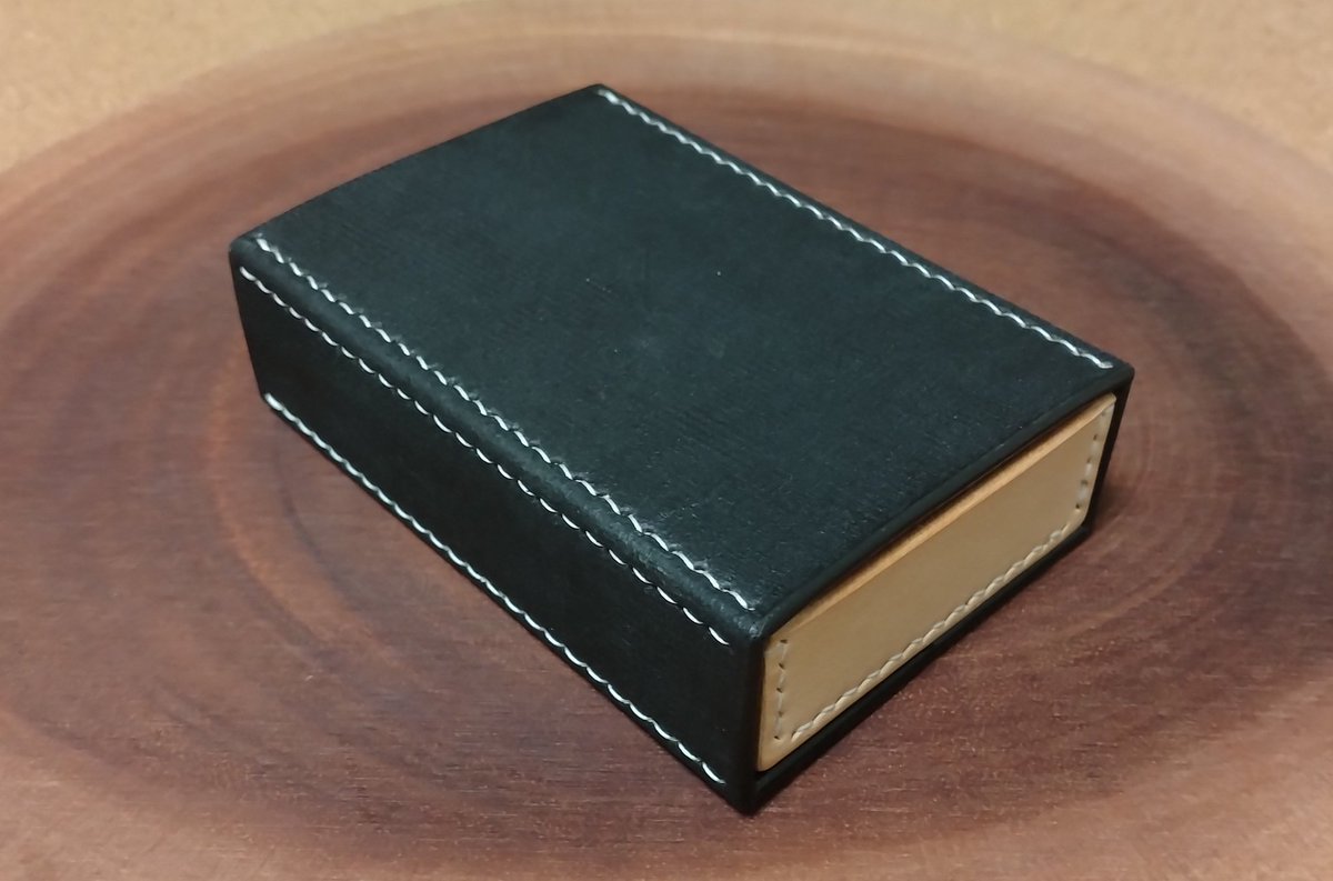 hagu_artisan's tweet photo. フォロワーさん1600人突破、#プレゼント企画！
ㇸ(´・ω・`)ﾉﾝ

お品はスライドBOX型名刺入れ(試作品)！

使用素材
外箱、内箱共に姫路レザー3mm
糸はビニモMBT#8
クラフト染料を使用

サイズは全長100、幅68、高さ28(全て外寸mm)、一般的な名刺が凡そ100枚弱入ります

参加条件等は次画像にて！ https://t.co/dzU45UbGlv