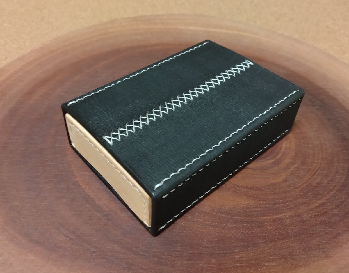 hagu_artisan's tweet photo. フォロワーさん1600人突破、#プレゼント企画！
ㇸ(´・ω・`)ﾉﾝ

お品はスライドBOX型名刺入れ(試作品)！

使用素材
外箱、内箱共に姫路レザー3mm
糸はビニモMBT#8
クラフト染料を使用

サイズは全長100、幅68、高さ28(全て外寸mm)、一般的な名刺が凡そ100枚弱入ります

参加条件等は次画像にて！ https://t.co/dzU45UbGlv