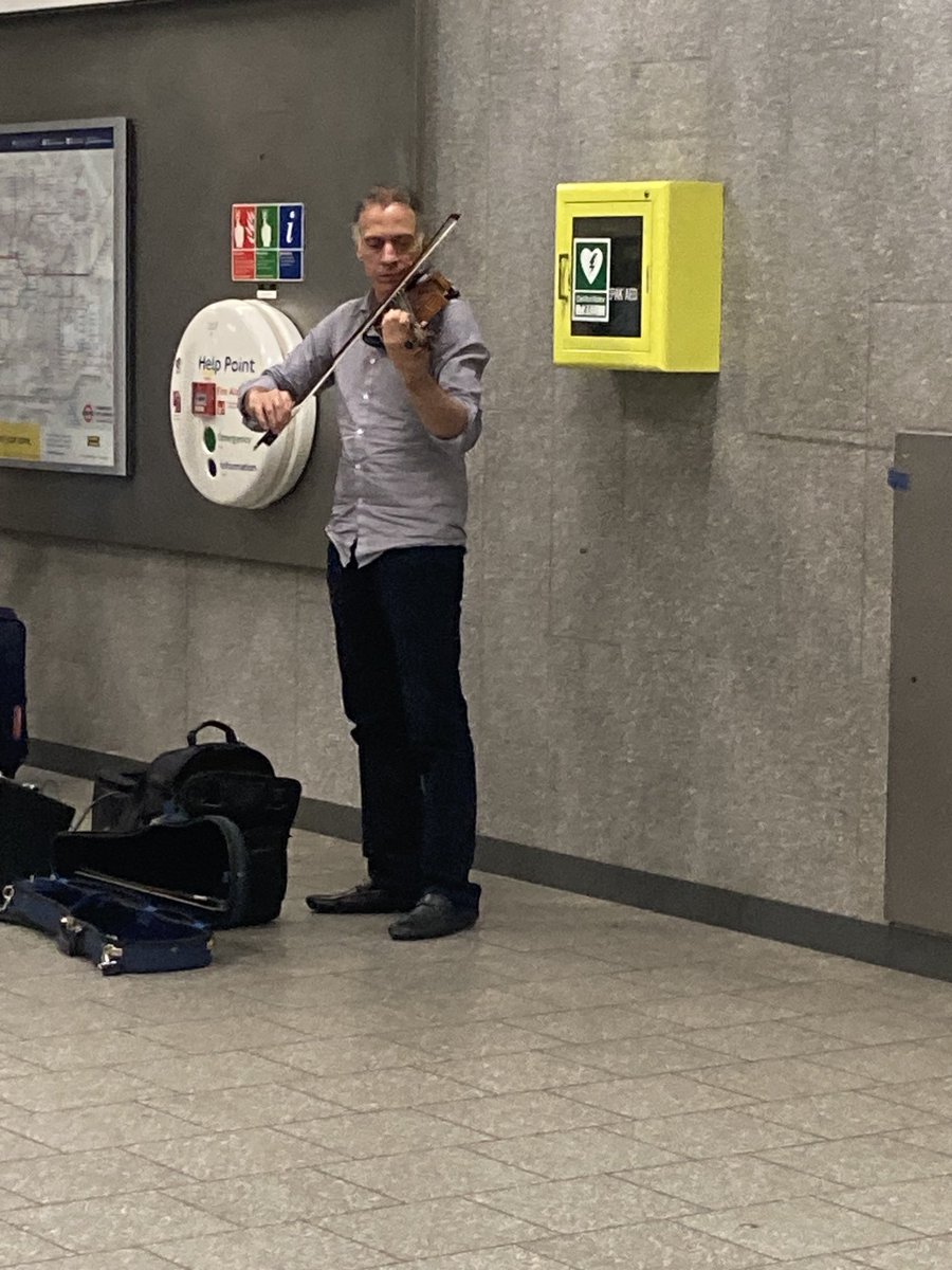 Sometimes the music is so good you go up the escalator then down again for a second time round #kingscrossstpancras #busking