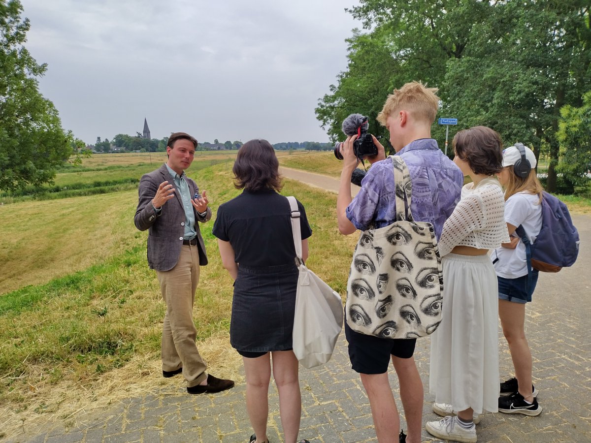 crypte_de's tweet image. Een groep internationale (VS, Japan) film- documentaire en kunststudenten bezochten #DeCrypte voor een rondleiding door het 'dialoogmuseum' concept. Natuulijk lieten we ze ook het wonderschone #Niersdal zien. #Gennep