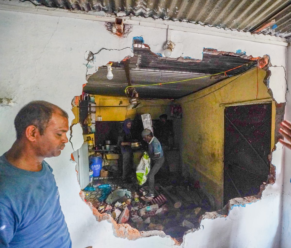 MuslimSpaces's tweet photo. मध्य प्रदेश: भोपाल में युवक के गले में पट्टा डालने के मामले में 3 मुसलमान युवकों के घर पर चला बुलडोजर!

मुसलमान युवकों के परिजनों के बुलडोजर कार्रवाई के विरोध किया!

तीनो मुस्लिम युवकों के खिलाफ कड़े राष्ट्रीय सुरक्षा कानून (NSA) को लागू किया गया है और मामले की जांच होना बाकी है! https://t.co/iFB25UdDY2