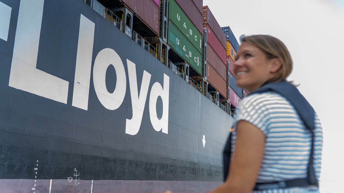 MiriamPutz's tweet photo. Gestern ging es auf das Containerschiff Tolten, ein mit 88586 BRZ &amp; 299m Länge ein mittlerweile vergleichbar überschaubares Schiff. Wir starteten am #CTA, fuhren unter der #Köhlbrandbrücke durch und dann auf die Elbe, wo wir später durch eine Luke in der Bordwand von Bord gingen. https://t.co/qlMv9Ito7M
