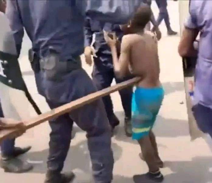 CyizaLiza's tweet photo. When this poor child was getting gang beaten, was it because he was RDF? Or are those minions beating him to the pulp Rwanda? 
The UN group of nonsense can keep juggling facts, #RDC 's situation is as clear as day. Mixing🇷🇼in this mess will not erase the truth. Shame. https://t.co/AXZ9vfZsRd