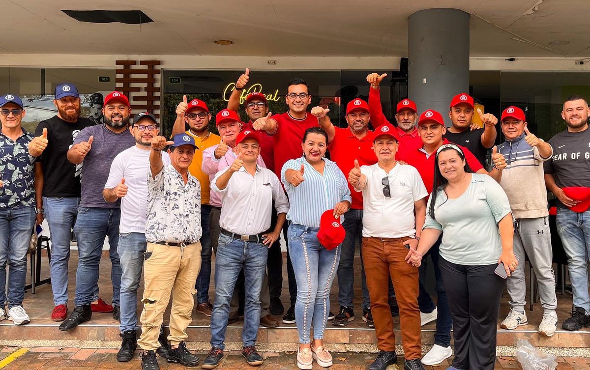 1EnPolitica's tweet photo. #PrimeroEnPolitica #KrlosLoSabe Representante @hectordchaparro sigue recorriendo el departamento fortaleciendo su equipo liberal con miras a las elecciones de octubre. https://t.co/azjTnmk6JB