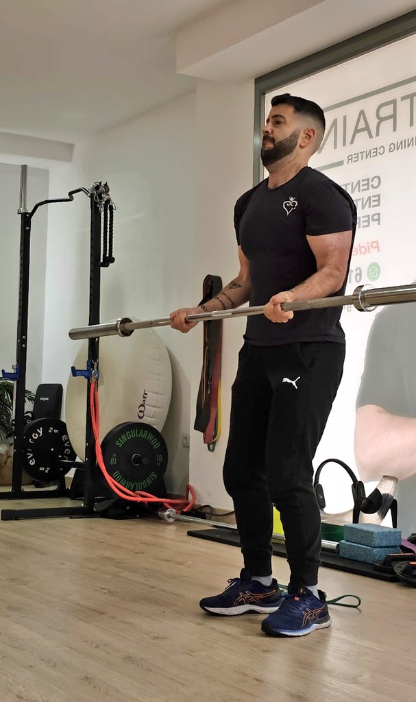 Ya que puse la pérdida de peso pondré esta foto de hace un par de semanas del estado actual y una a finales de año.

Se me cuidan.